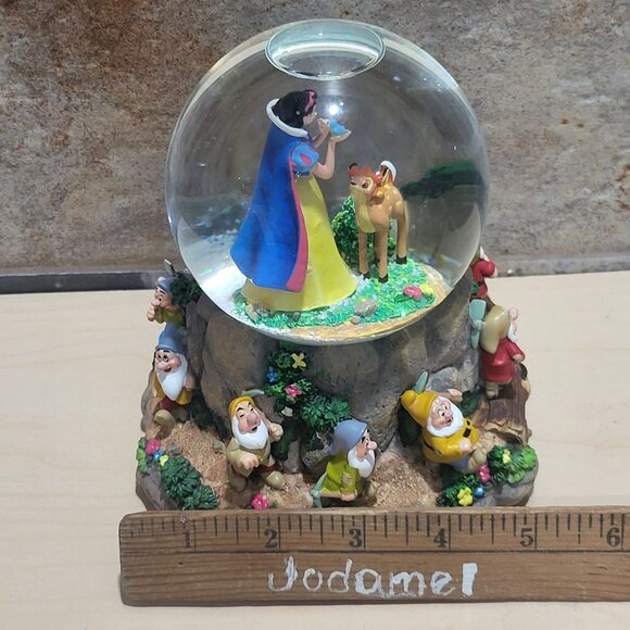 Hallmark Musical Snow Globe Disney's Snow White and the Seven Dwarfs 1990 - Picture 10 of 13
